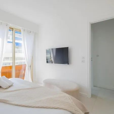 Апартаменты Stylish 2-br Steps From The Croisette
